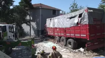 Sarıyer'de gecekondunun üzerine uçan kamyonun enkazı kaldırıldı