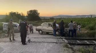 TRENİN ÇARPTIĞI OTOMOBİL HURDAYA DÖNDÜ; KARI- KOCA KAZADAN YARA ALMADI