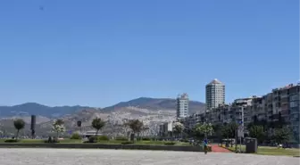 İzmir'de 38 derece sıcakta sokaklar ve kordon boyu boş kaldı