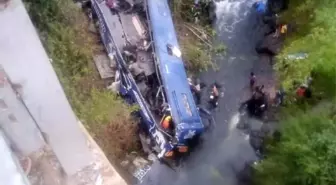 Kenya'da yolcu otobüsü 40 metre yükseklikten nehre düştü: 24 ölü