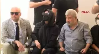 Ebru Gündeş annesini son yolculuğuna uğurladı