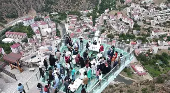 Hava Kuvvetleri Komutanlığı askeri personelinin nikahı 240 metre yükseklikte kıyıldı