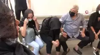 Ünlü sanatçı Ebru Gündeş annesini son yolculuğuna uğurladı