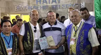 Kaya Muzaffer Ilıcak, Hatay BŞB Başkanı Lütfü Savaş'a kitaplarını hediye etti