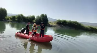 Murat Nehri'nde akıntıya kapılan kişi aranıyor