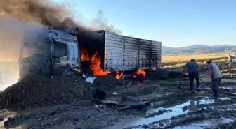 Tır alev alev yandı, dorsesindeki 30 ton buğday zarar görmedi