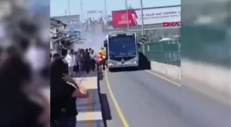 İSTANBUL-ÜSKÜDAR'DA METROBÜSTEN DUMANLAR YÜKSELDİ,YOLCULAR TAHLİYE EDİLDİ