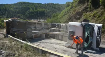 KASTAMONU - Hafriyat kamyonunun devrilmesi sonucu 3 kişi yaralandı