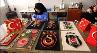 Özalp'ta kadınlar çivi ve teli sanata dönüştürüyor