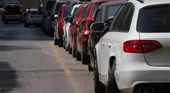 Sarıyer'de sürücü park halindeki araçlara çarptıktan sonra yardım için gelen araca çarparak durabildi