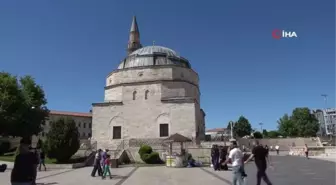 5 asırlık caminin duvarlarında yer alan taşlar, Osmanlı'da toplum ahlakını gözler önüne seriyor