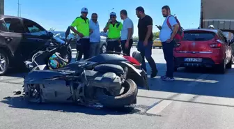 Fatih'te park halinde otomobile çarpan motosikletli yaralandı