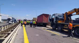 TEM Otoyolu'nda kamyon hafriyat kamyonuna çarptı: 1 yaralı