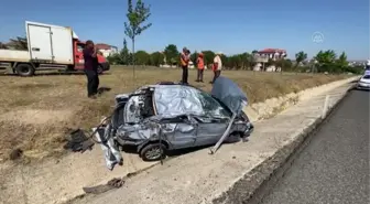 Tırın çarptığı otomobil kullanılamaz hale geldi