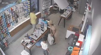 ÇALIŞANLARI OYALAYIP, ÇOCUKLARA ROBOT SÜPÜRGEYİ ÇALDIRDI