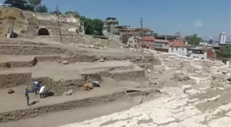 Smyrna Tiyatrosu kazılarında 1800 yıllık heykel başı bulundu