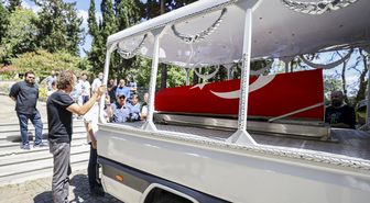 Sanatçı İlhan İrem son yolculuğuna uğurlandı