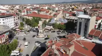 Afyon haberleri: AFYONKARAHİSAR - Emirdağ'ın çarşılarında gurbetçilerin gelişiyle hareketlilik yaşanıyor