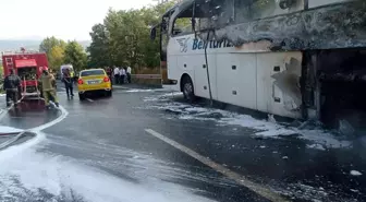 Yolcu otobüsü alev alev yandı; karayolu ulaşıma kapandı