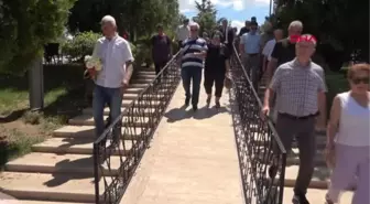 AUSCHWİTZ KAMPINDA ÖLDÜRÜLEN ROMANLAR İÇİN MERİÇ NEHRİ'NE ÇİÇEK BIRAKILDI