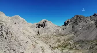 Munzur Dağları'ndaki Karagöl, doğal güzelliğiyle doğaseverleri ağırlıyor