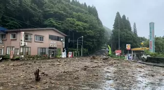 Japonya'da sel: Tren seferleri iptal edildi