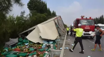 TUR OTOBÜSÜYLE KAMYON ÇARPIŞTI: 1 ÖLÜ, 7 YARALI