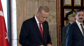 Anıtkabir'i ziyaret eden Erdoğan, anı defterine bu notu düştü: Türkiye, bölgesinin istikrar ve güven abidesi olarak yükselişini sürdürmektedir