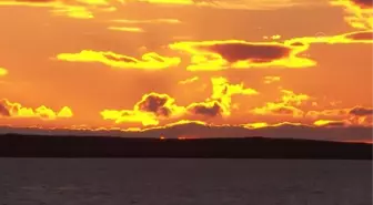 (DRON) REYKJAVIK - İzlanda'nın güneybatısında yanardağ patladı (3)