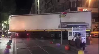 Kadıköyde dar sokakta sıkışan tır trafiği felç etti