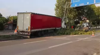 Sakarya haberleri... Pamukova'da refüje çıkan tırın sürücüsü yaralandı