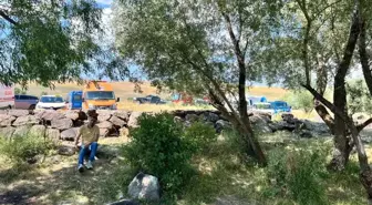 Çocuğunu kurtaran anne nehirde akıntıya kapılarak kayboldu