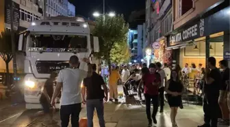 KADIKÖY'DE SAATLER SÜREN TIR KURTARMA ÇABASI