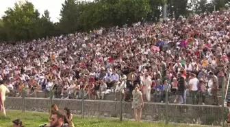 ODTÜ Öğrencileri, Mezuniyetlerini Devrim Stadyumu'nda Kutladı