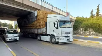 Yalova'da saman yüklü tır altgeçide sıkıştı