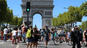 Paris'in her ayın ilk pazarı trafiğe kapatılan alanları yürüyüşseverleri memnun etti