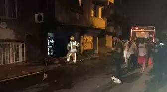 Son dakika haber! 2 şüpheli önce dükkanı yaktı, daha sonra havaya ateş açarak olay yerinden kaçtı