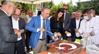 Ardahan haberi... Ardahan Valisi Öner eşi ile vatandaşa aşure dağıttı