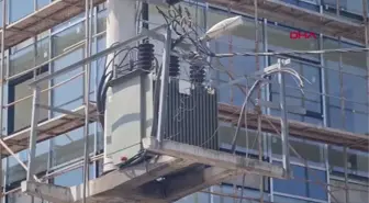 ELEKTRİK AKIMINA KAPILAN İŞÇİ 4'ÜNCÜ KATTAN DÜŞÜP ÖLDÜ
