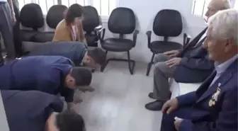 Güney Kore'den Türkiye'ye gelen heyetin Kore gazileri önünde eğilmesi şaşkınlık yarattı