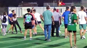 Kadın futbolcular yeşil sahayı ringe çevirdi