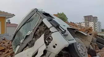 Mersin haberleri: Mersin'de kamyonun otomobile çarpması sonucu 5 kişi yaralandı
