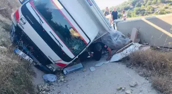 Tokat haberi: NİKSAR'DA HAFİF TİCARİ ARAÇ İLE KAMYONET ÇARPIŞTI: 5 YARALI