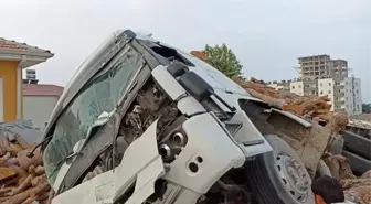 Tomruk yüklü kamyon ile otomobil çarpıştı: 5 yaralı