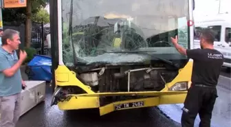 Üsküdar'da İETT otobüsü kaza yaptı, otobüsün boş olması faciayı önledi