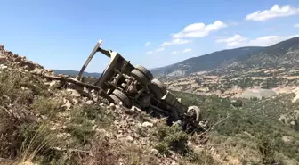 Baraj inşaatında kamyon 80 metrelik uçuruma yuvarlandı, sürücü hayatını kaybetti