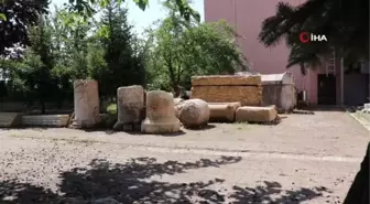 Paha biçilemez sütunlardan 2 tanesi ünlü ailenin evinden çıkmıştı, köylüler 3'üncü taşı arıyor