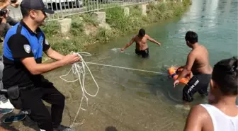 Son dakika haberi! POLİSLER, SULAMA KANALINDAN ÇIKARTTIKLARI ÇOCUKLARI HAVUZA GÖTÜRDÜ