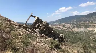 Son dakika haberi: Uçuruma yuvarlanan kamyonun sürücüsü öldü