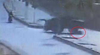 MOTOSİKLETE ÇARPAN TRAKTÖR, SÜRÜCÜNÜN ÜZERİNDEN GEÇTİ; KAZA ANI KAMERADA